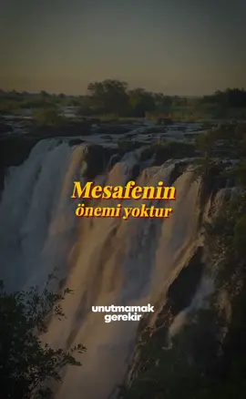 Mesafenin hiçbir önemi yoktur aslında… İstersen burnunun dibinde olsun, eğer seni anlamıyorsa, bir adım ötede bile uzak gelir. Bazen yanındadır ama seni duymuyordur, göz göze bakarsın ama kalben çok uzaktasındır. Ve birisi vardır dünyanın öbür ucunda… Hiç görmemişsindir belki, sesini bile duymamışsındır ama en ihtiyaç duyduğun anda iki satır yazar, yüreğine dokunur, varlığıyla içini ısıtır. İşte o zaman anlarsın,  mesafe kilometreyle ölçülmez, birinin ne kadar emek verdiğiyle, ne kadar hissettiğinle ölçülür. Gerçek yakınlık; yan yana olmak değil, kalpten bağlı olabilmektir. Çünkü mesafe, uzaklık değil fedakârlıktır. Ve kim senin için mesafeleri aşabiliyorsa, işte o gerçekten yakındır. #unutmamakgerekir #keşfet #anıyakala #sevgi #vazgeçmekyok #pesetme #fedakarlık #mesafe #adımadım #emek #emekçi #yakınarkadaşlar #yakında #dünya #dünyam #dünyanın #dünyakeşfet #yürek #kilometre #acımasızhayat #yalnızlık #keşfettreni #yoladevam #benimhayatım #sevgilim #sevgili #anlık #vazgeçme