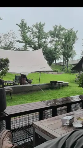 雨停一下子就有开始下雨了，那就好好欣赏一下这里的景色吧😃#咖啡 