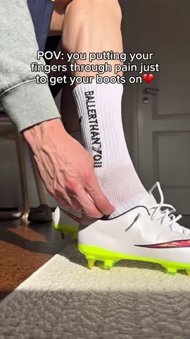 This hurts… 😕 #football #Soccer #433 #gripsocks #baller 