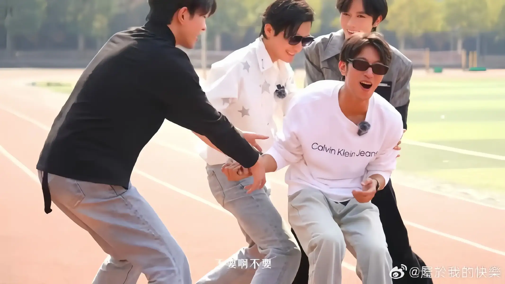 🗣: teng ! Đã có thành viên tìm được thẻ hoàng hậu! Sở hữu thẻ này thì sẽ được tặng một thùng đồ ăn vặt và được nghỉ sớm, ba người còn lại sẽ phải tiếp tục tìm thẻ vua. 🌊&⚽️: ai thế? Ai lấy được thẻ hậu thế? ⚽️: ô hô chắc chắn không phải tôi với ông rồi, thế thì chỉ có 2 người còn lại thôi. ✨️: không phải em *xòe thẻ* em thề, các anh phải tin em. 🌲: ehehe anh á, anh lấy được thẻ hậu nè! 🌊✨️⚽️: !!! 🌊: đừng để ổng thoát bây ơi, anh em phải có phúc cùng hưởng! ✨️: gòi em tới liền nè 😌 🌲: nè he nè he, không có cái kiểu chơi hội đồng vầy he ! Mấy cái thằng trời đánh, anh phải mời luật sư !!! _____ ✅️ nhân cách I4CREAM - KHÔNG SHIP CP #desire4 #hoàngtinh #khâuđỉnhkiệt #gianghành #lýpháiân 