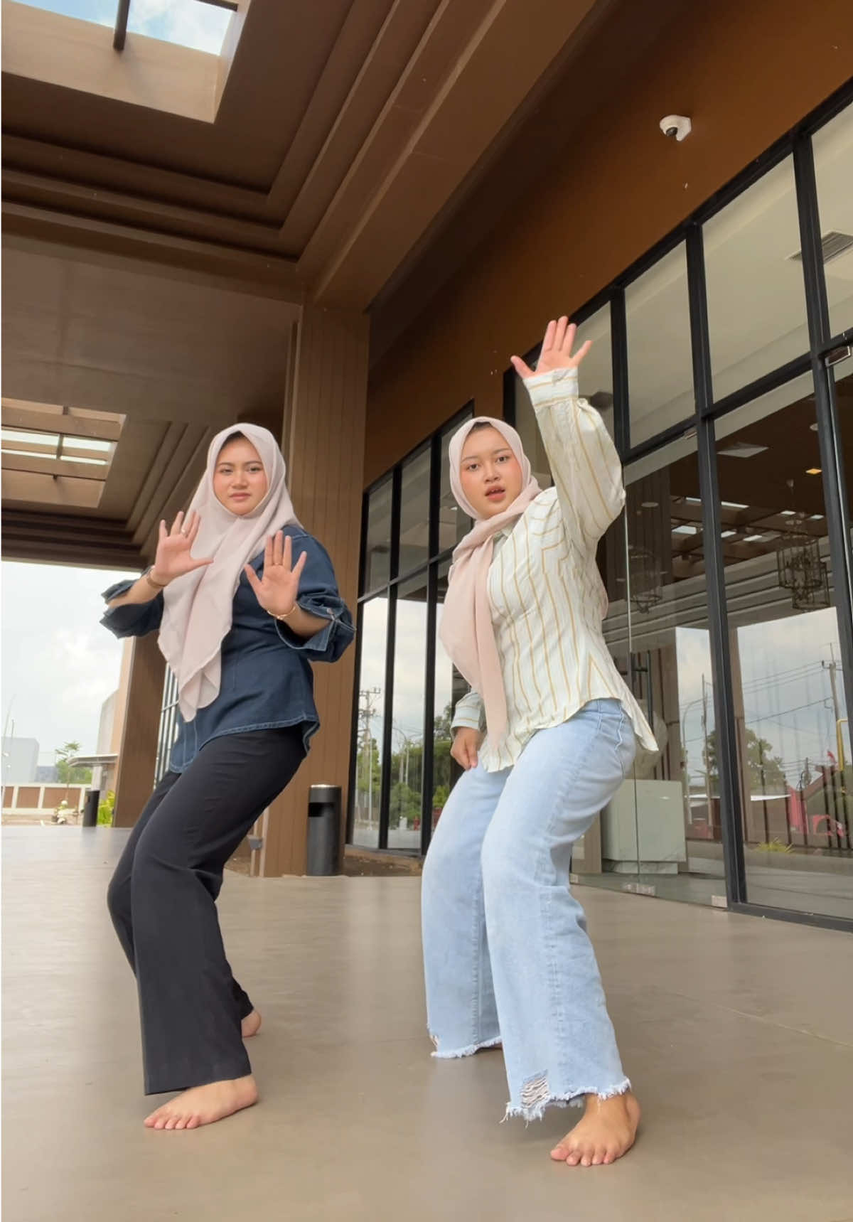 Kembali lagi bersamaaaa nova dan indah 