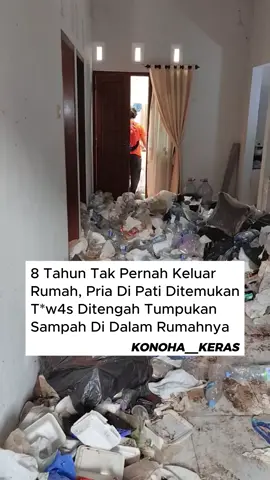 PATI -- Seorang pria berinisial YL (50), ditemukan meningg4l dunia dalam kondisi mengen4skan di dalam rumahnya sendiri, Dukuh Cacah, Desa Sukoharjo, Kecamatan Margorejo, Pati, Sabtu (25/10/2025). Pria yang sesuai kartu identitasnya merupakan warga Kota Bandung tersebut diperkirakan sudah meningg4l dunia selama beberapa hari sebelum j4sadnya ditemukan oleh warga. Sebelum mend0br4k pintu rumah YL dan menemukan jen4zahnya, warga sekitar telah mencium bau b*suk di sana selama kurang-lebih empat hari. Yang lebih membuat warga gemp4r, kondisi di dalam rumah YL sangat k*muh. S4mpah kemasan makanan dan minuman menumpuk di semua ruangan, seperti salah satu ciri orang yang menderita hoarding disorder. Prihanto, warga setempat, mengatakan bahwa sebelumnya dirinya mencium bau tidak sedap, seperti b4u b4ngkai, dari rumah YL. “Ada b4u b4ngkai, saya cek di kolong mobil tidak ada tikus. Tapi ada lalat-lalat mengarah ke kamar depan (rumah korb4n). Saya pun curiga korb4n sudah meningg4l. Saat kami buka pintu, di dalam banyak sampah dan korb4n ada di kamar depan,” kata dia. Prihanto mengatakan, YL tinggal di kompleks perumahan ini sejak 2017. Saat awal tinggal di perumahan ini, dia masih berkomunikasi dengan warga sekitar, dan memperkenalkan diri sebagai warga asal Bandung. “Dulu katanya kerja di PG (Pabrik Gula-red.) Pakis. Tapi resign, terus masuk sini (perumahan di Dukuh Cacah). Tapi setelah itu tidak pernah keluar rumah selama 8 tahun, kecuali hanya untuk menerima pesanan makanan,” jelas Prihanto. Dia mengaku terakhir kali melihat YL keluar rumah sekira empat hari lalu, saat dia menerima pesanan makanan yang diantar kurir. Menurut Prihanto, sejak mulai tinggal di perumahan ini pada 2017 lalu, YL tinggal seorang diri dan tidak pernah dikunjungi keluarganya. #beritaviral #beritahariini #viral #fyp #pati #kejadianhariini #kabar #terbaru