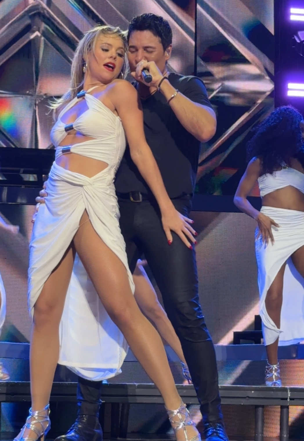 @Chayanne  #chayanne #bailandobachata #bailemosotraveztour #concierto #cdmx  CHAYANNE BAILANDO BACHATA SOMOS LA COPA Y EL VINO 🍷 
