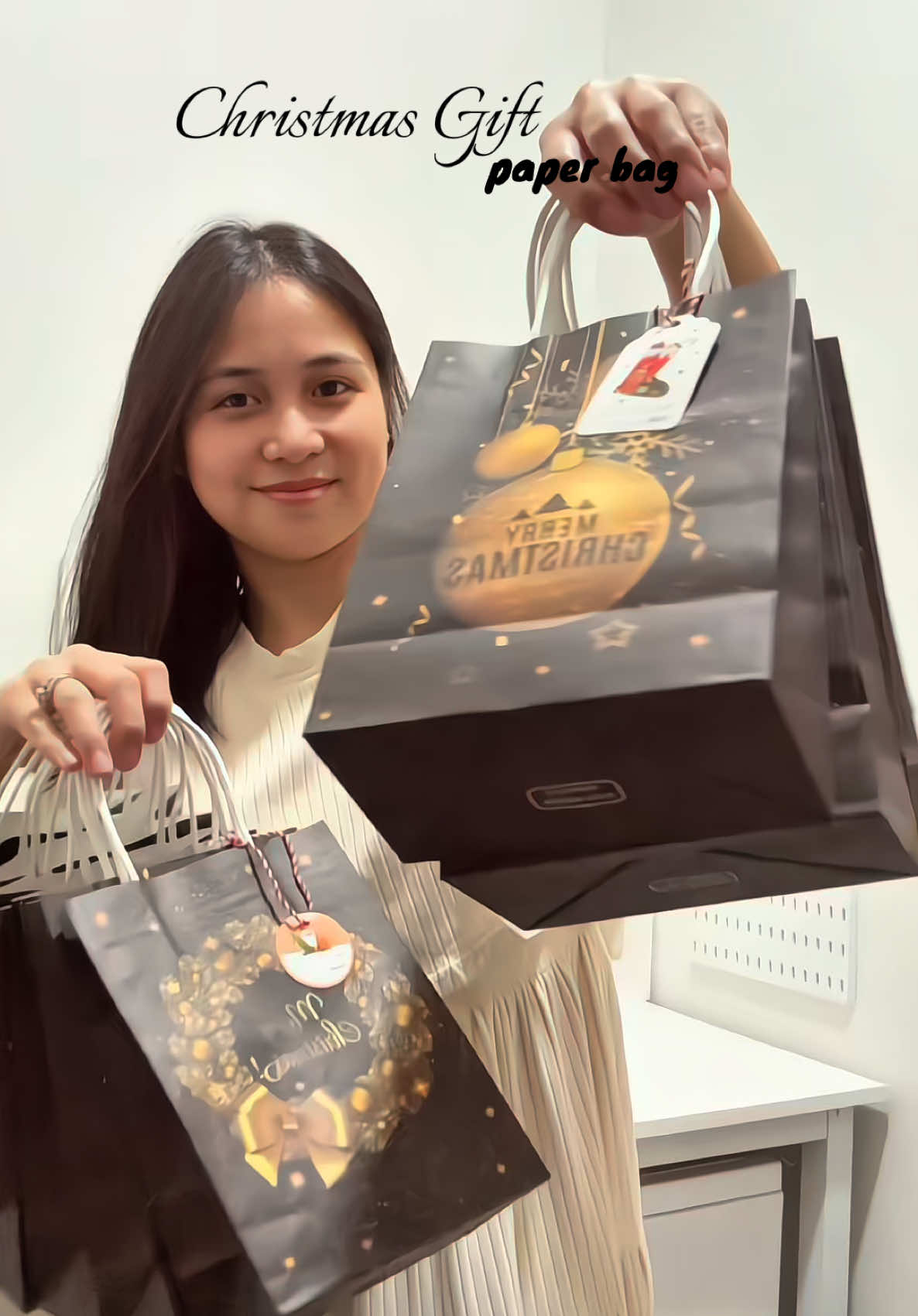 Ang ganda ng Christmas gift paper bag na ‘to. ✨ Mukhang mamahalin pero ang affordable lang nito. ☺️ #christmas #gift #paperbag #christmaspaperbag #kraftpaperbag 