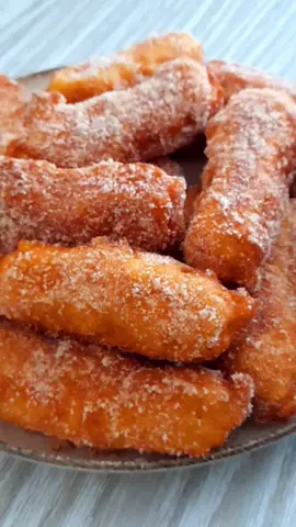 ¡No podrás comer solo uno! Fritos de manzana caseros en 10 minutos 🔸️Probé hacer buñuelos de manzana  ingredientes  1 huevo  3 cucharadas de azúcar  3 cucharadas de aceite  5 cucharadas de leche  125g yogur de limón  8g azúcar vainilla  pizca de sal  300g harina  10g levadura en polvo  2 manzanas ralladas  azúcar y canela  aceite para freír