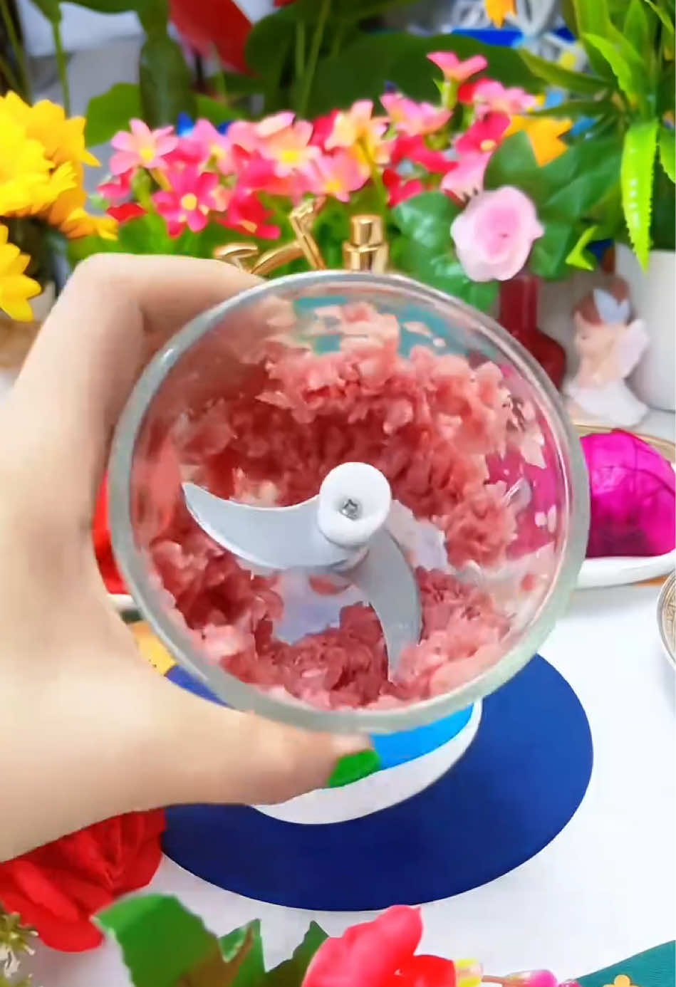 迷你捣蒜器 #电动料理机 太好用了还是充电款的，可以搅打肉馅，花生碎，辣椒末等等 #方便又实用#厨房好物#好物推荐🔥 Mini garlic masher #Electric food processor is so easy to use and it is also rechargeable. It can be used to blend meat filling, peanuts, chili powder, etc.  and practical  goodies  things recommended🔥