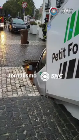 🇵🇹As fortes chuvas que atingiram o distrito de Leiria na manhã de sábado, 25 de outubro, provocaram a cedência do piso no centro da cidade, abrindo uma cratera que engoliu um caminhão frigorífico. O incidente ocorreu por volta das 9h10, junto à entrada da Praça Rodrigues Lobo, no coração de Leiria, que fica a cerca de 145 quilômetros de Lisboa. Segundo informações dos Bombeiros Municipais de Leiria, o motorista conseguiu sair do veículo por conta própria, sem ferimentos. Equipes da Proteção Civil e da Polícia de Segurança Pública foram acionadas e isolaram a área por motivos de segurança. As autoridades acreditam que a cedência do piso esteja relacionada ao volume intenso de chuva registrado entre a madrugada e o início da manhã, que também provocou outros cinco incidentes na região. A Câmara Municipal de Leiria classificou este caso como o mais grave até o momento. Em nota, o município reforçou o alerta à população, pedindo que evitem transitar nas zonas afetadas até que as condições do solo sejam avaliadas e a área totalmente estabilizada. #snctvnews #snctv #sncnews #leiria #portugal 