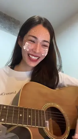 ก่อนพี่ตะวันจะเป็นบอดี้การ์ดจับปืน ก็จับกีตาร์มากก่อนค่ะ😝 #Linglingkwong #หลิงหลิงคอง #LingOrm #เพียงเธอ #OnlyYouTheSeries 