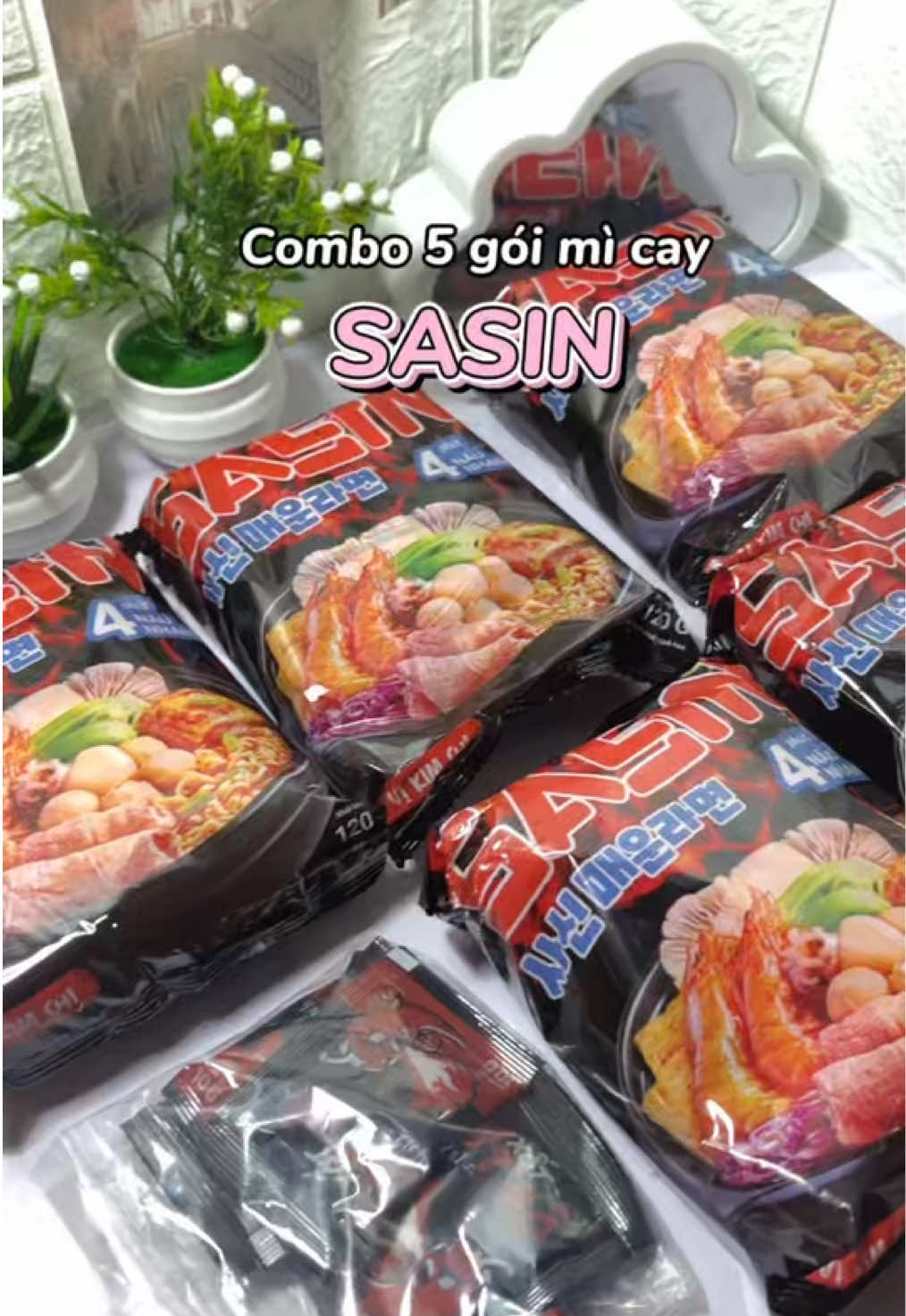 Ăn không khác gì mì cay ngoài quán luôn á. Có hẳn nước độ cho mình điều chỉnh theo khẩu vị ăn, nên là mình thấy nó ngon, nó oke ngen #micaysasin #micayhanquoc #micayquoctruong #sasin 