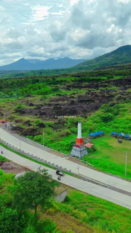 Tugu PLP Garut! Monumen bersejarah saksi bisu perjuangan menumpas DI/TII & P*I. Sekarang udah jadi spot buat foto wargi Garut, dengan background indah nya gunung Guntur 🤩 #garut #tuguplp #exploregarut #djiindonesia 