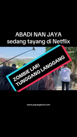 DISCLAIMER: Adegan dilakukan oleh stunt profesional dan dalam pengawasan ahli.   Proses adegan zombie lari menuju truk kondangan…  #s#stuntstorys#stuntjourneys#stuntlifezombie@Udeh Nans #abadinanjaya 