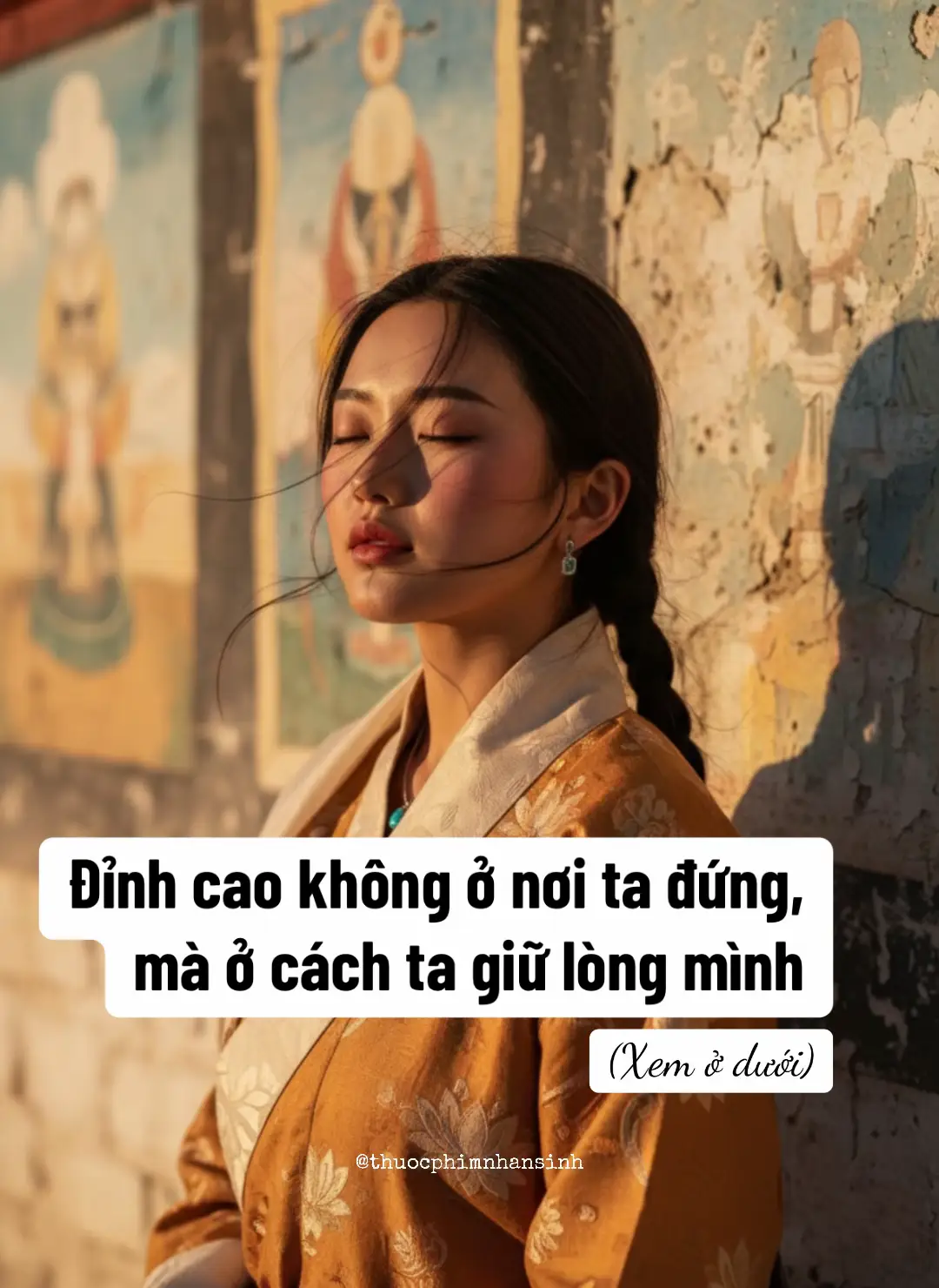 Có người leo lên đỉnh núi cao, rồi phát hiện ra nơi ấy chẳng có gì ngoài gió. Cũng có người chưa từng bước khỏi cánh đồng làng, mà lòng họ an nhiên như núi. Đỉnh cao thật sự, chưa bao giờ là vị trí. Nó là trạng thái của tâm khi giữa vinh quang hay bão giông, lòng ta vẫn không đổi hướng. “Đi xa đến đâu không quan trọng bằng giữ vững chân tâm trên đường đi.” - Nét đẹp truyền thống 🌿 1. Ở đời, giữ được mình khó hơn đạt được điều gì. Người ta mất cả nửa đời để đi rồi mất nửa đời còn lại để tìm lại chính mình. Danh vọng, tiền tài, quyền lực - tất cả đều có thể khiến con người bước nhanh hơn nhưng cũng dễ làm ta lạc hướng. Điều khó nhất trong đời không phải là đi tới đâu, mà là đi bao xa vẫn còn nguyên vẹn một tâm hồn chân thật. “Quân tử hòa nhi bất đồng, tiểu nhân đồng nhi bất hòa.” - Khổng Tử Người quân tử có thể thuận với đời nhưng không để mình bị hòa tan trong đời. Thế gian ồn ã, ai cũng nói về “vươn lên” nhưng mấy ai còn đủ lặng để “quay vào”? Khi ta lặng, ta mới thấy: thứ đáng sợ không phải là thất bại mà là thành công đến mức không còn biết mình là ai. 🌾 2. Bản lĩnh không nằm ở việc leo cao, mà ở cách không kiêu khi đã tới đỉnh Đức Khổng từng dạy: “Đắc ý bất kiêu, thất ý bất nàn.” Ở đỉnh cao không kiêu ngạo, trong nghịch cảnh không oán than – đó mới là người biết sống. Bởi đỉnh cao mà không giữ được lòng thì cũng chỉ là chiếc lá bị gió nâng lên rơi lúc nào chẳng hay. Người bản lĩnh thật sự, không phải người luôn thắng mà là người không đổi màu dù được hay mất. Có người đứng trên bục vinh quang mà mắt trống rỗng. Có người lặng lẽ gieo hạt lành, chẳng ai biết tên, mà lòng họ sáng như sao. Thế gian này không thiếu người thành công, chỉ thiếu người thành tâm. 🔥 3. Khi tâm bất biến, mọi đổi thay chỉ là gió thoảng Cuộc đời giống một dòng sông. Người vội bơi chỉ thấy nước đục, người biết dừng mới thấy bóng mây phản chiếu. Giữ tâm giữa đời chẳng khác nào cầm nến trong gió. Không khéo, ngọn lửa tắt. Không vững, bàn tay run. Nhưng nếu đủ tĩnh ta sẽ nhận ra: ngọn lửa ấy chưa từng phụ ai, chỉ cần ta đừng tự thổi tắt nó bằng nỗi sợ và so đo. “Không sợ đường dài, chỉ sợ lòng đổi hướng.” - Ngạn ngữ phương Đông Người từng đi qua giông tố mà vẫn giữ được lòng hiền - ấy là người đã chạm tới trí tuệ. Giữ được tâm không độc, miệng không ác, lòng không lạnh, chính là thắng lợi vĩ đại nhất của kiếp người. 🌙 4. Thắng thiên hạ dễ, thắng bản thân mới khó Con người có thể học cách nói hay, cư xử khéo, nhưng không dễ học được nghệ thuật làm người tử tế. Giữa những đố kỵ và thị phi, giữ được lòng không nhiễm - ấy là sự tu luyện thầm lặng mà lớn lao. “Ai chinh phục được chính mình, người ấy mạnh mẽ hơn muôn quân.” - Đức Phật Bởi khi lòng ta tĩnh, thế gian tự lắng. Khi lòng ta sáng, bóng tối chẳng còn nơi trú. Người sống bằng thiện niệm, đi đến đâu cũng có ánh sáng đi cùng. 🌸 5. Cuối cùng, người thắng không phải người đi nhanh, mà là người đi đúng Có người chọn con đường rộng, có người chọn con đường dài nhưng người đáng kính nhất - là người chọn con đường đúng. Không chạy theo tiếng khen không cúi đầu trước quyền lực, không đánh mất sự tử tế để đổi lấy vỏ bọc an toàn. “Giữa sóng gió đổi thay, kẻ giữ được chân và thiện mới là người thắng cuối cùng.” - Nét đẹp truyền thống Thắng người khác là thắng một trận. Thắng chính mình là thắng cả đời. ⸻ 💎  Đỉnh cao không nằm ở nơi ta đứng mà ở cách ta đứng vững mà không kiêu, ngã mà không gục. Không cần phải tỏa sáng trước thế giới, chỉ cần không lạc mất ánh sáng bên trong. Bởi một người có thể không lớn tiếng nhưng nếu giữ được lòng trong thì họ đã cao hơn đỉnh núi rồi. Người mạnh không cần chứng minh vì sự tĩnh lặng của họ đã là câu trả lời. #thuocphimnhansinh  #trietlycuocsong  #trietlyphatgiao  #yeuthuong  #chualanh 