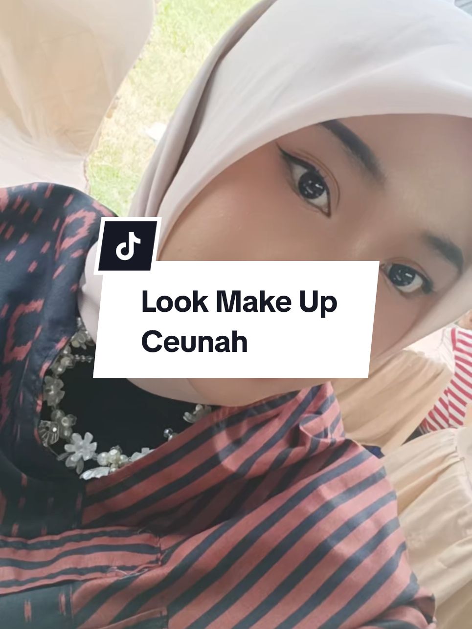 Jangan tanya kenapa ga pake soflens. Tolonggg yang ku baru ku beli kemaren2 masa ukurannya ga samaaaaa. Membuat mataku sakitttt dan heuneung saat memakainya huwaaaaaaaa #makeup #makeaface #4u #foryoupage #lookmakeup 