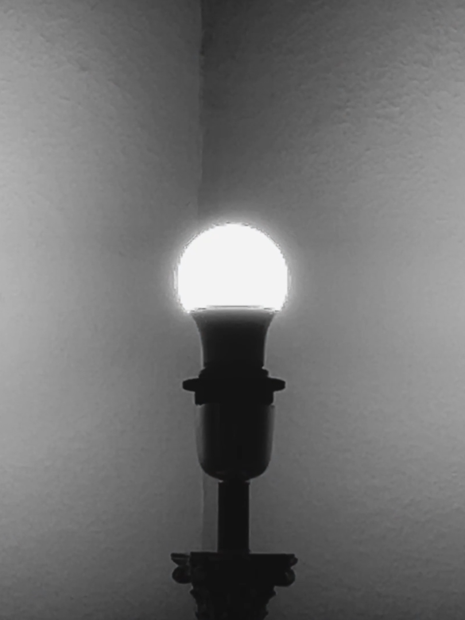 حرب صامتة لا تأتي من العدم، بل تأتي من الرفض، الغضب، النقد المبالغ، حب المشروط، والحكم الغير نافع إلا بألم كلماته، حتى أصبحت روحي أثقل علي من جسدي، ولا أتحمل مشقة الدنيا. أريدا ريد العودة إلى منزل ليس بمنزلي، بل البيت الذي أعيش فيه بخيالي الذي أريد أن أصنعه يوماً ما. ولكن يبقى السؤال - هل هناك تذكرة عودة أم أنا دفعت الثمن! ونفسي كانت الثمن، حيث سيرتُ بها إلى الطريق الخطأ. أم هذا فصل من القصة وسيأتي الفصل الذي أحلم به يوماً؟ أتمنى قبل أن أفقد الأمل تجاه نفسي والدنيا. هذا المشروع إستغرق بحثاً وتفكيراً أكثر من التنفيذ ذاته، تلاقي المشاعر ومحاولة فهمها أكثر من اللازم حتى يأتي بعدها إحساس أنك مرئي ومفهوم. لكن هل تلك النهاية عادلة؟ لا أعرف ... #viral #edit #mehrez #low #fyp