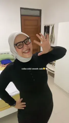 Coba cobi cewek cabi kembali lagi! kali ini nyobain inner fitted dress yang timelesss dari @joybasic.id 👀 asli bahannya bagus banget dan super melar! tapi buat cewek chubby berhijab bisa lhoo di mix and match style gini🤏🏻😆 jadi kalian suka style yang mana nih? #ootdcewekchubby🤪 #wearjoybasic #ootdhijab #ootdhijabsimple #ootdbigsize 