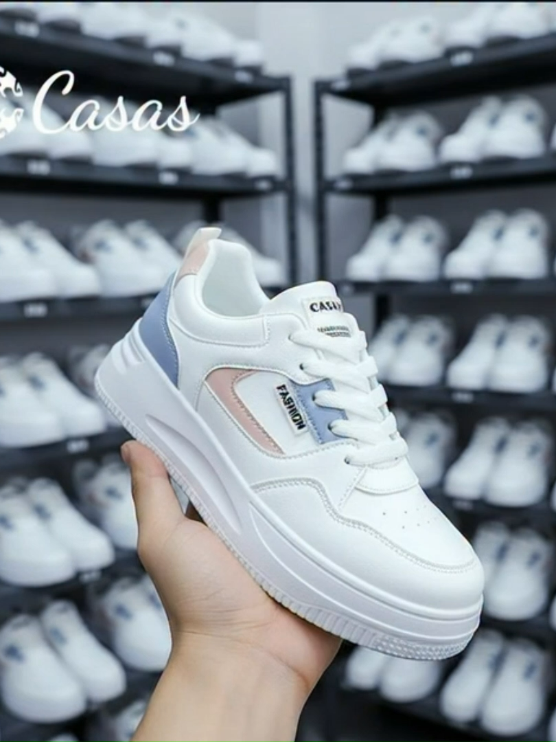 “Langkah pertama kamu dalam dunia gaya bermula dengan Casas Fashion. 🌷 Reka bentuknya yang lembut dan feminin buat kamu rasa seperti berjalan di atas awan. ☁️ Sesuai untuk kamu yang suka tampil manis dan classy di masa yang sama. Jangan tunggu, klik keranjang kuning dan miliki sekarang 💖 #SoftStyle#sweetlook #KasutSelesa #kasutwanita #TrendyStyle #OOTDMalaysia #KasutTrending