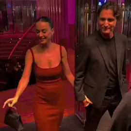 💥 ¡Nueva pareja bomba en París! ❤️😍 Katy Perry y el ex primer ministro canadiense Justin Trudeau confirman su romance con una cita romántica en la Ciudad del Amor, justo para celebrar el cumpleaños 41 de la cantante. 🇫🇷❤️ Los paparazzi los captaron saliendo del icónico Crazy Horse Paris, marcando su primera aparición oficial como pareja. ¡Internet explotó con las imágenes! 🔥 . . . . #KatyPerry #JustinTrudeau #RomanceEnParís #ParejaDelMomento #LoveStory   