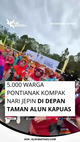 Lebih dari 5.000 warga Pontianak menari Jepin massal di depan Taman Alun Kapuas, Minggu (26/10/2025), mengenakan telok belanga’ dan baju kurung khas Melayu. Kegiatan ini menjadi bagian dari perayaan Hari Jadi ke-254 Kota Pontianak yang berlangsung meriah di berbagai titik kota. Wali Kota Edi Rusdi Kamtono menyampaikan bahwa tahun depan Pemkot menyiapkan perayaan yang lebih kreatif, inovatif, dan melibatkan seluruh OPD, agar semakin memperkuat identitas budaya Pontianak. “Kemeriahan ini mencerminkan karakter masyarakat Pontianak yang guyub, terbuka terhadap perkembangan zaman, namun tetap menjunjung tinggi budaya Melayu,” ujarnya. Baca selengkapnya di Klikwartaku.com #Klikwartaku #HariJadiPontianak254 #PontianakBerkebudayaan #PontianakKreatif #JepinMassal 