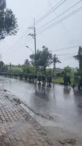 Trời đang mưa lớn nhưng ko thể cản đường hành quân của các chú bộ đội được. 🫡🫡🫡 #langthangkontum