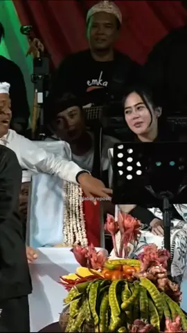 Viral KDM mesra pegang tangan Kanaya sang vokalis emka9  #kanaya #kdm #kangdedimulyadi #bapakaing #pangandaran 