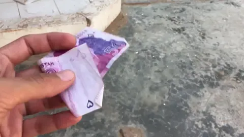 50 rupaiya 😅😅😅😅😅 