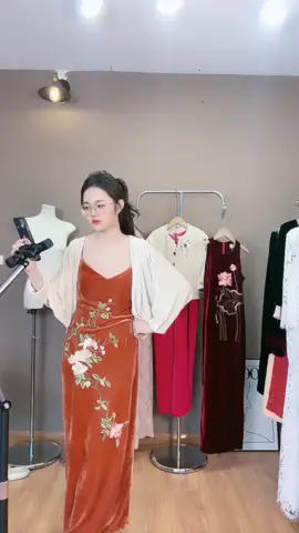 Váy yếm nhung thêu hoa đỏ form ôm tôn dáng. Màu đỏ đô siêu xinh, diện lên auto quyến rũ!