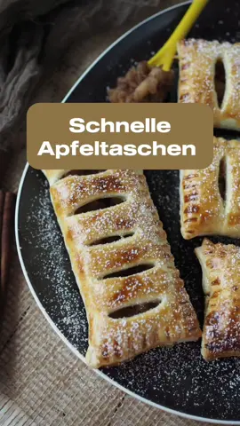 𝐄𝐢𝐧𝐟𝐚𝐜𝐡𝐞 𝐀𝐩𝐟𝐞𝐥𝐭𝐚𝐬𝐜𝐡𝐞𝐧 𝐢𝐦 𝐁𝐥𝐚̈𝐭𝐭𝐞𝐫𝐭𝐞𝐢𝐠 🍏🍎🍏 Wenn´s mal schnell gehen muss, dann probiere diese einfachen und super fixen Apfeltaschen aus Blätterteig. Wirklich blitzschnell zubereitet und zurzeit gibt´s diese natürlich mit winterlichen Gewürzen. Meine Kids lieben das ja! 🥰🥰🥰 𝐙𝐮𝐭𝐚𝐭𝐞𝐧 Für 12 Stück •            2 Äpfel, ca. 400 g geschält und entkernt gewogen •            40 g Zucker •            ½ Zitrone, davon der Saft (ca. 15 g) •            ½ TL Zimt •            optional im Winter: ½ TL Spekulatiusgewürz •            2 Päckchen Blätterteig, rechteckig ✖✖✖ 𝐙𝐮𝐛𝐞𝐫𝐞𝐢𝐭𝐮𝐧𝐠 ➡ Zubereitung siehe Video (12-14 Minuten / 180 Grad backen) ➡ 𝐃𝐚𝐬 𝐚𝐮𝐬𝐟𝐮̈𝐡𝐫𝐥𝐢𝐜𝐡𝐞 𝐑𝐞𝐳𝐞𝐩𝐭 (𝐦𝐢𝐭 𝐮𝐧𝐝 𝐨𝐡𝐧𝐞 𝐓𝐡𝐞𝐫𝐦𝐨𝐦𝐢𝐱®) 𝐟𝐢𝐧𝐝𝐞𝐬𝐭 𝐃𝐮 𝐚𝐮𝐟 𝐦𝐞𝐢𝐧𝐞𝐦 𝐁𝐥𝐨𝐠 https://www.wiewowasistgut.com/leckere-zimt-apfeltaschen-blitzrezept/  #blätterteig #blätterteiggebäck #blätterteigrezept #blätterteigtaschen #blätterteigstangen      