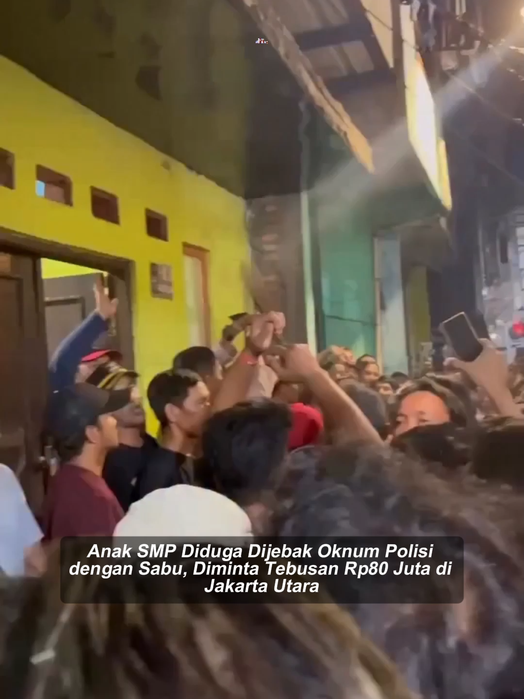 Sebuah kasus dugaan pemerasan dan perlakuan semena-mena yang melibatkan oknum polisi kembali mencuat. Seorang anak SMP di Jakarta Utara dilaporkan menjadi korban penjebakan narkoba, di mana ia diduga dipaksa membawa sabu dan kemudian diminta tebusan sebesar Rp80 juta. Menurut informasi yang beredar, insiden ini bermula ketika seorang oknum polisi memancing anak SMP tersebut untuk menemani anaknya berbelanja ke Alfamart. Setelah anak oknum polisi keluar, korban yang menunggu lama di dalam toko lantas ikut keluar. Saat di luar, korban disebut langsung dikepung oleh sekitar 10 polisi lain. Oknum polisi yang pertama kali memancing korban, yang diduga memiliki dendam terhadap keluarga korban, kemudian secara paksa menaruh sabu ke dalam kantong anak tersebut. Ketika korban mengelak bahwa sabu itu bukan miliknya, ia dikabarkan dipukuli oleh 10 oknum polisi hingga menyebabkan tiga giginya copot. Selama tiga hari ditahan, oknum-oknum tersebut diduga meminta tebusan Rp80 juta atau jaminan rumah keluarga korban. Keluarga korban terpaksa menyetujui permintaan tersebut karena kondisi sang anak yang memprihatinkan. Setelah dibebaskan, korban tidak diperbolehkan dijemput dan harus berjalan kaki pulang. Begitu korban menceritakan kejadian sebenarnya kepada keluarga, kemarahan warga sekitar pun memuncak. Massa yang marah lantas mengepung rumah istri dari oknum polisi yang diduga sebagai pelaku utama. Sebuah video yang beredar menunjukkan rumah istri oknum polisi tersebut dikepung. Istri oknum polisi itu dilaporkan malah menodongkan samurai ke arah warga, diduga karena kesal listrik di rumahnya dimatikan oleh warga. Kasus dugaan penyalahgunaan wewenang dan kekerasan oleh oknum aparat ini telah menimbulkan keresahan dan kemarahan publik, menyoroti urgensi reformasi di tubuh kepolisian. Sumber: vt/altaa09_ #tiktokberita #bangsaonline #harianbangsa