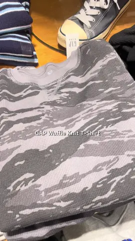 今若者に人気の迷彩のグレーt これは買うしかないでしょ。 サイズなくなる前にゲットしよ#gapstaff #gap #kids 