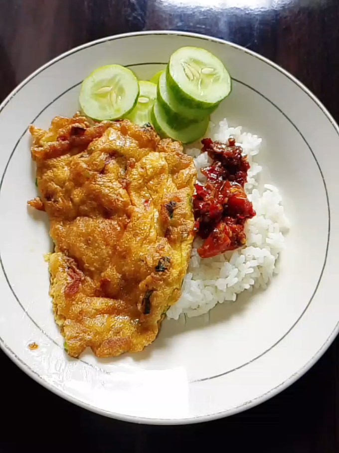 walopun cuma pake telor dadar + sambal tapi gak pernah bosen #menusederhana #foodtiktok #mukbangvideo #mkn #telordadar 
