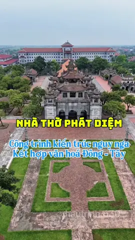 Quần thể nhà thờ Phát Diệm với lối kiến trúc phương Đông khác biệt và độc đáo nhất. Từ ngôi nhà thờ lớn cho đến từng ngôi nhà thờ nhỏ bao quanh, trong từng nét kiến trúc đều mang ý nghĩa sâu xa, đẹp trong từng đường nét kiến trúc, ý nghĩa trong từng hoa văn trang trí #hanhhuongconggiao #emmaustravel #phatdiem #nhatho #ninhbinh 