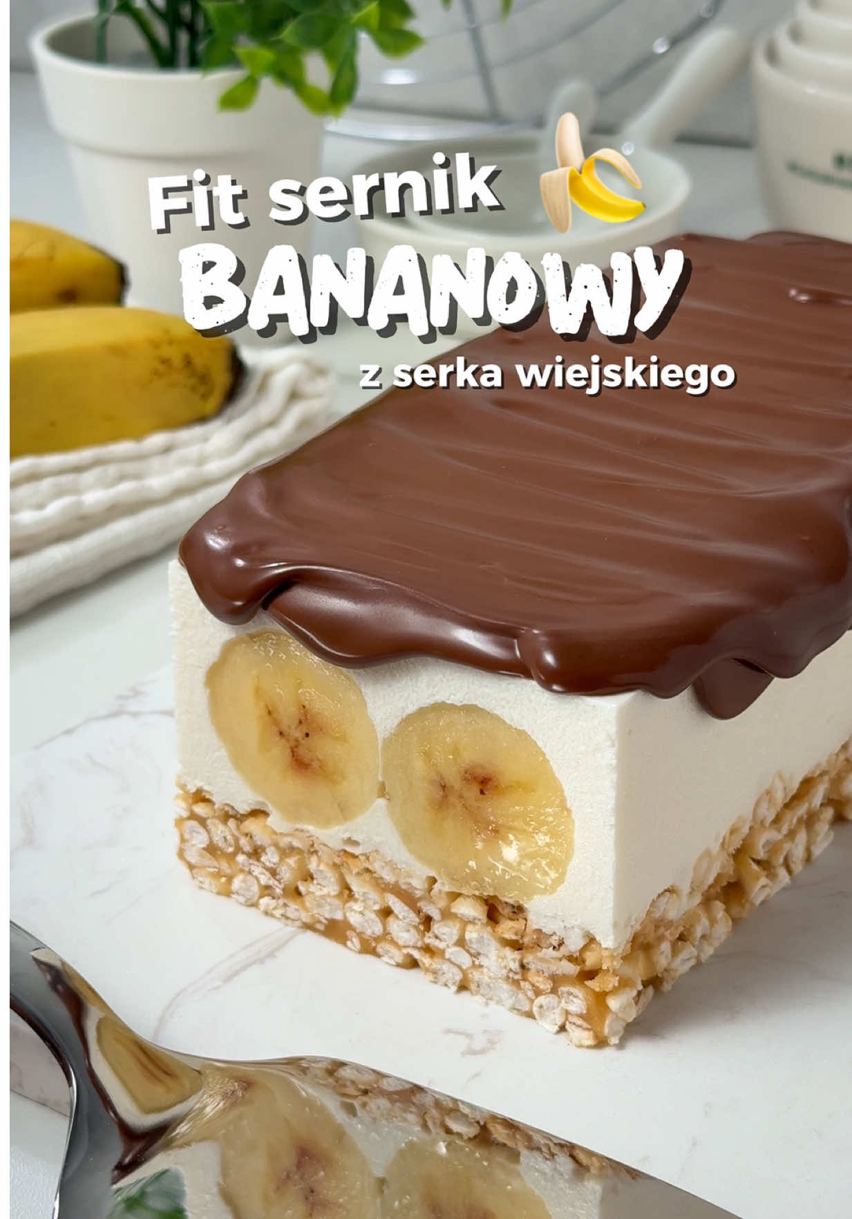 🍌🥛 Fit sernik BANANOWY z serka wiejskiego. Wysokobiałkowy, bezglutenowy i pyszny sernik - a w nim wszystko co najlepsze: chudy twaróg, serek wiejski, banany, miód, masło orzechowe, gorzka czekolada 👌🤩 Aż 15g białka i jedynie 220 kcal w porcji. Wygląda czadowo, smakuje super! 🍌 Wartości odżywcze w 1 z 10 porcji: Białko: 14,9g Tłuszcze: 9,6g Węglowodany: 18,1g Kalorie: 220 🍌 Składniki (forma podłużna 9x22cm): Spód - 25g ryżu preparowanego - 100g miodu - 50g masła orzechowego - 20g oleju kokosowego Warstwa sernikowa - 400g serka wiejskiego lekkiego - 250g chudego twarogu - 2 banany - 30g erytrytolu/ ksylitolu - 30g odzywki białkowej (smak np. wanilia) - 10g żelatyny rozpuszczonej w 50ml gorącej wody Polewa - 50g gorzkiej czekolady 70-90% - 70g mleczka kokosowego 🍌 Przygotowanie  ➡️ Spód 1. W rondelku lądują składniki na karmel. Podgrzewamy na bardzo małym ogniu mieszając do momentu, aż masa wyraźnie zgęstnieje. 2. Karmel dodajemy do ryżu i mieszamy. Wykładamy masę do formy, ugniatamy i wstawiamy do zamrażarki na 15 minut. ➡️ Warstwa sernikowa 1. Do dużego naczynia wrzucamy wszystkie składniki poza bananami i żelatyną - blendujemy. 2. Następnie blendujac dodajemy partiami przestudzoną żelatynę. 3. Banany kroimy i układamy na spodzie, wlewamy mase i odstawiamy do zamrażarki na minimum 2h. ➡️ Polewa 1. Wyjmujemy ciasto z formy i obkrajamy nierówne boki. W kąpieli wodnej na małym ogniu rozpuszczamy czekoladę i mleczko. Gotową polewę odstawiamy na chwilę do wystudzenia, po czym oblewamy sernik. 2. Gotowe ciasto dzielimy na 10 porcji - PRZEPYSZNE! 😋 #fitprzepisy #przepisy #bezglutenu #dieta #ciasto 