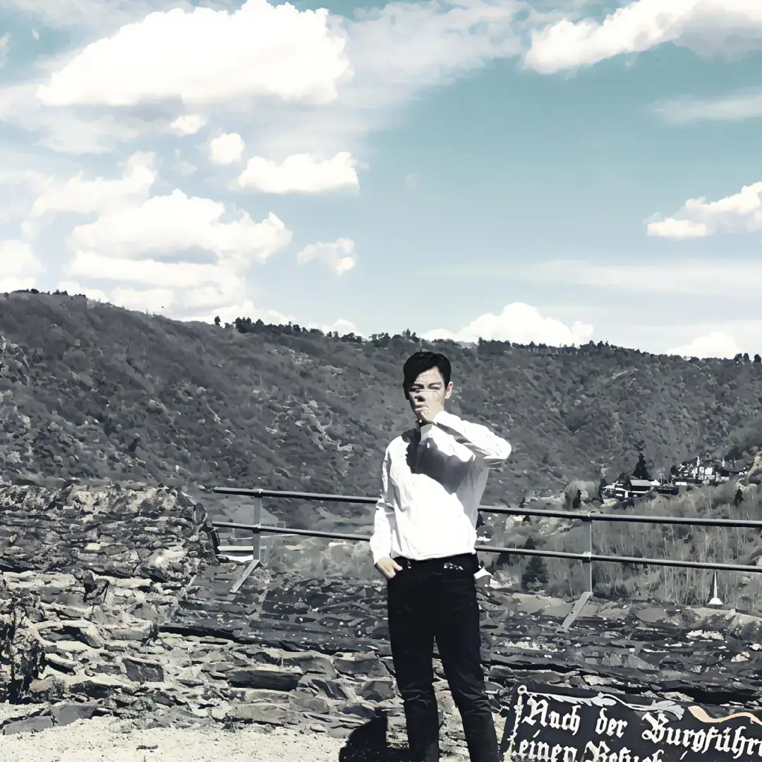 Ánh sáng rơi lên người ấy, khiến cả núi non cũng phai sắc. #ChoiSeung_hyun #TOP #ttt #viral 