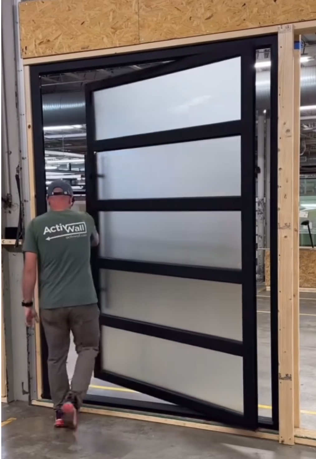 Beautiful garden door pivot door, glass stitched aluminum door entrance door, very good lighting, feel the breath of natural light.#door #entrancedoor #pivotdoor #securitydoors #gate #safetydoor #entrancedoors #villadoors #populaire #toptrending #doors #fyp 