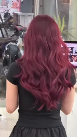 Warna cherry red = wajib bleaching! Karena dasar rambut yang terang bikin pigment merahnya keluar maksimal tanpa kusam ❤️‍🔥 Makanya hasilnya bisa segini vibrant-nya! 😍 #catrambut #bleachingvegan 