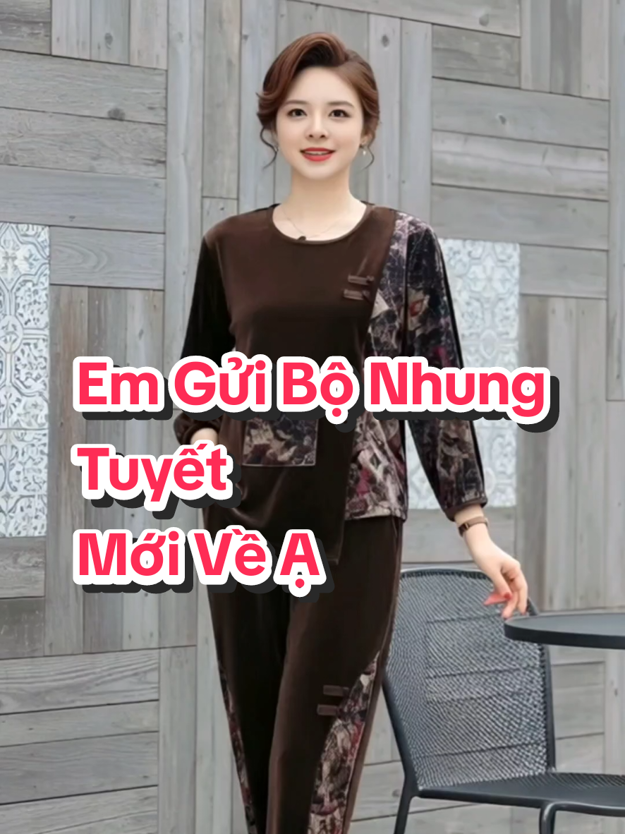 Chị em mình đầu tư ngay bộ nhung tuyết này! Vừa ấm, vừa sang, mặc cả ngày không bí, giặt máy thoải mái không xù lông. Đẹp từ nhà ra phố!   #thoitrangtrungnien #nhungtuyet #dobotrungnien #bothudong  #quanaoquyba