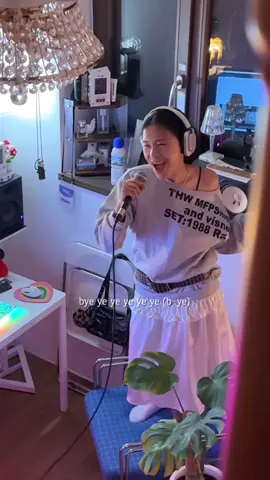 의자올라갈때 넘어질뻔한거 티나요…? ;;;;; #화사 #hwasa #goodgoodbye #굿굿바이 #커버 