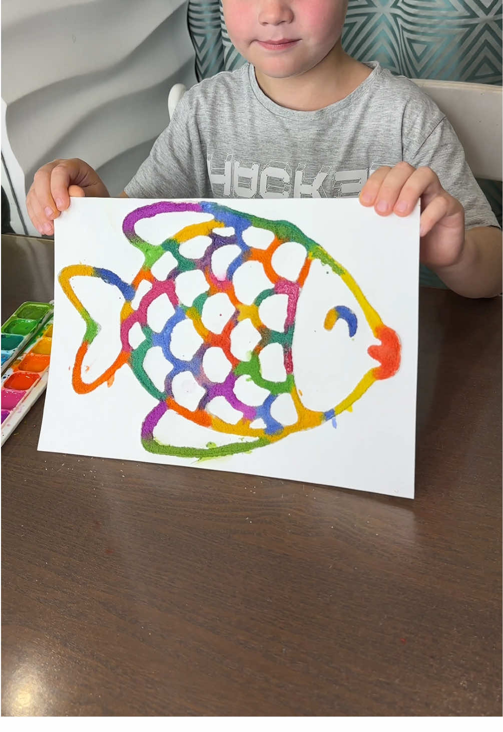 Рисование на манке 😍 Берём любой рисунок — можно нарисовать самостоятельно или распечатать. Обводим контур рисунка клеем ПВА. Сверху аккуратно насыпаем манку и даём клею немного подсохнуть. Затем стряхиваем лишние крупинки. После этого рисуем акварельными красками, достаточно слегка коснуться кисточкой. Краска сама растекается пл контуру из манки, создавая красивый разноцветный эффект. Этот способ помогает развивать аккуратность и творческое восприятие цвета. #развитиеребенка #игрысдетьми #творчествосдетьми #мелкаямоторика 