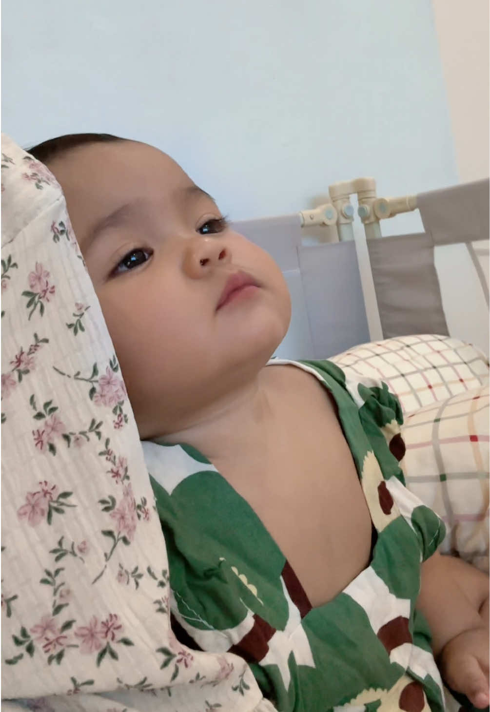 👶🏻: mah aku mau cerita deh, lagi sedih nih aku #masyaallahtabarakkallah #allahummabarik #bayilucu #babyjenaz 