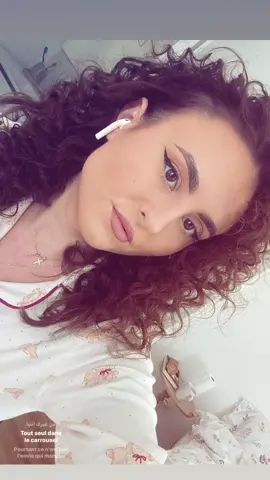 Parul l-am facut cret cu folie de aluminiu 😂🤍 #fyp #foryoupage❤️❤️ #curlyhair #hair #viralvideos 