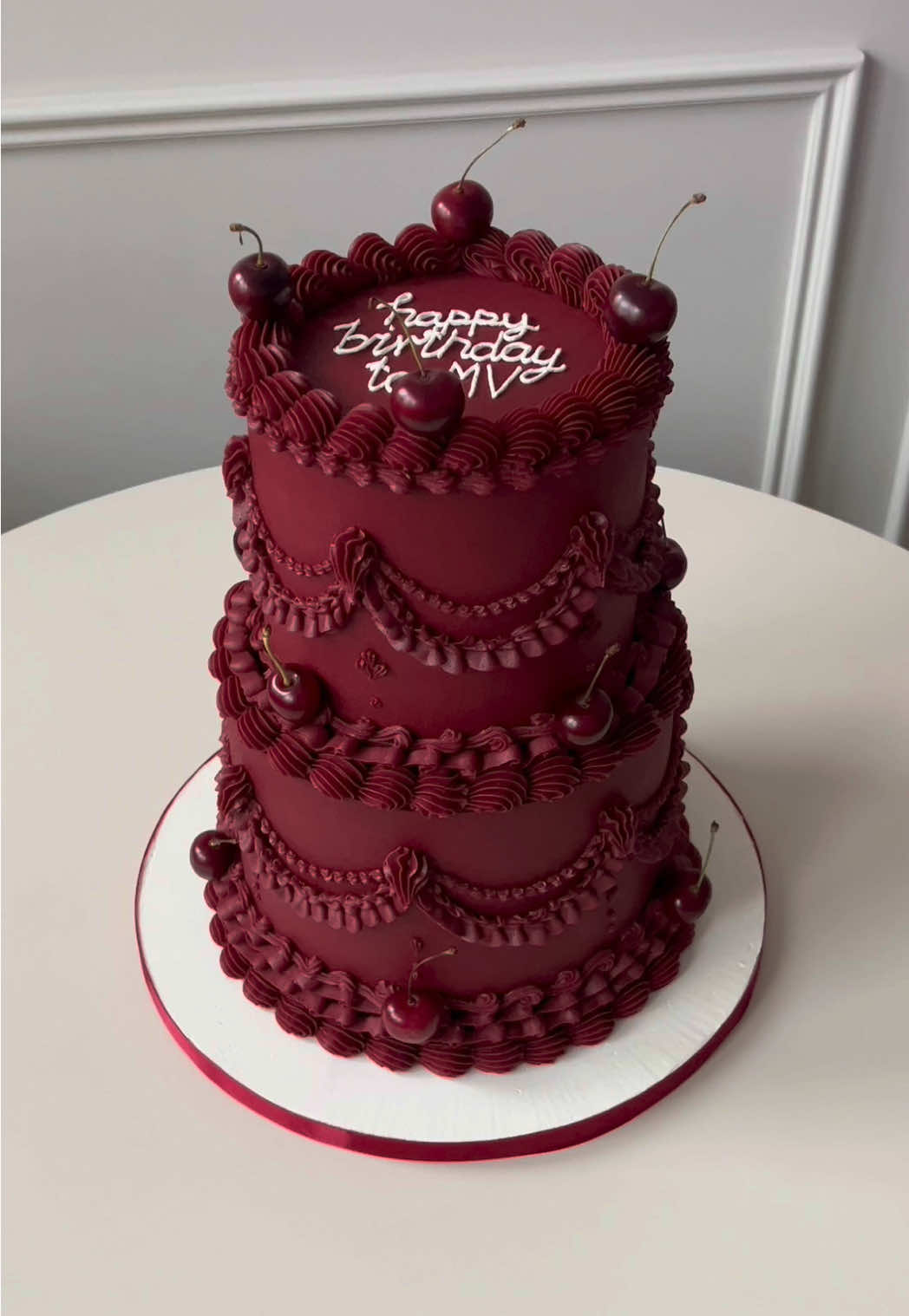 This burgundy colour 😍🍒#cakedecorating #buttercream #piping #birthdaycake #vintagecake 