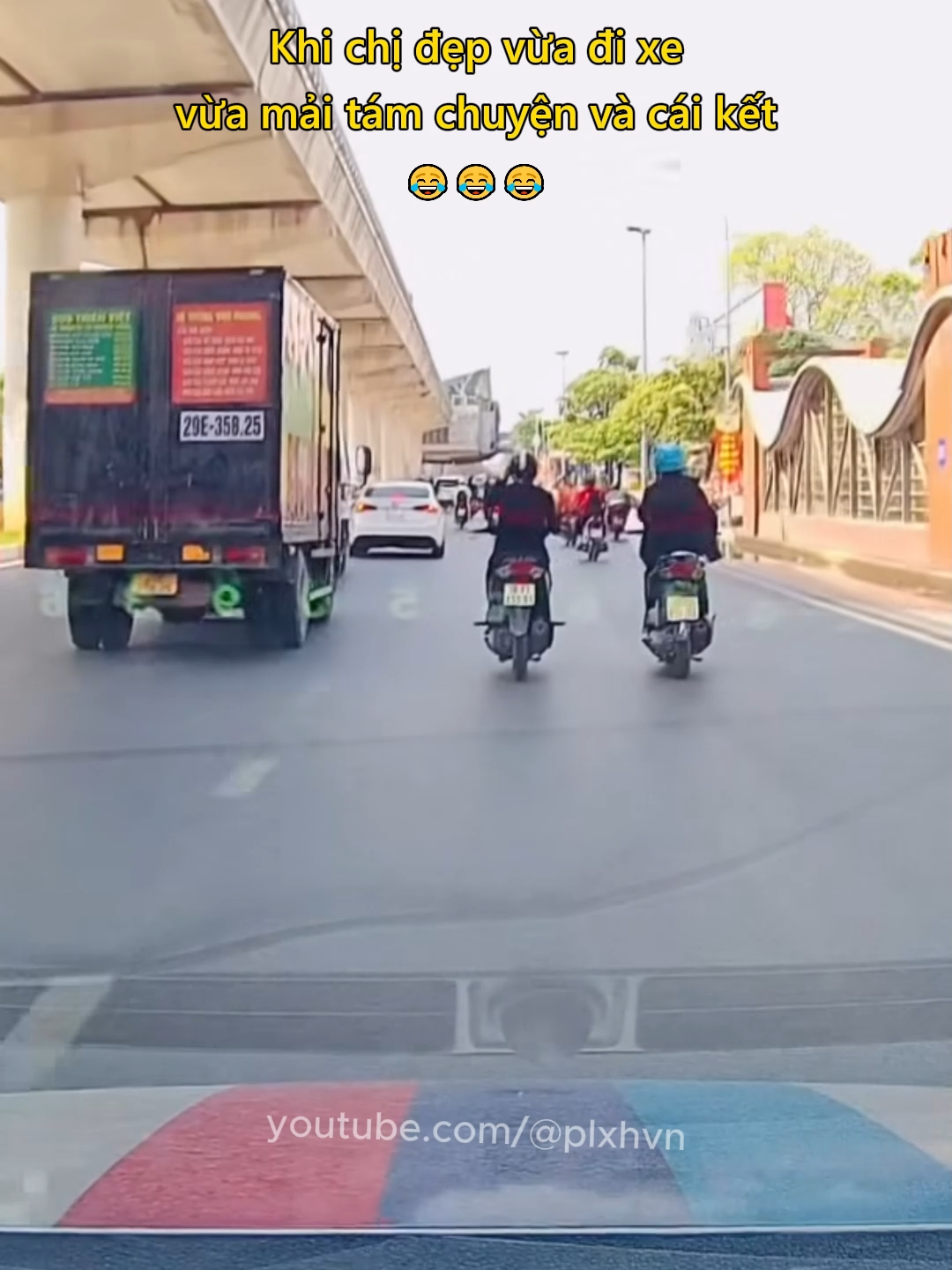 Khi chị đẹp vừa đi xe vừa mải tám chuyện và cái kết 😂 #giaothong #antoangiaothong #phunu #plxhvn #phapluatxahoi