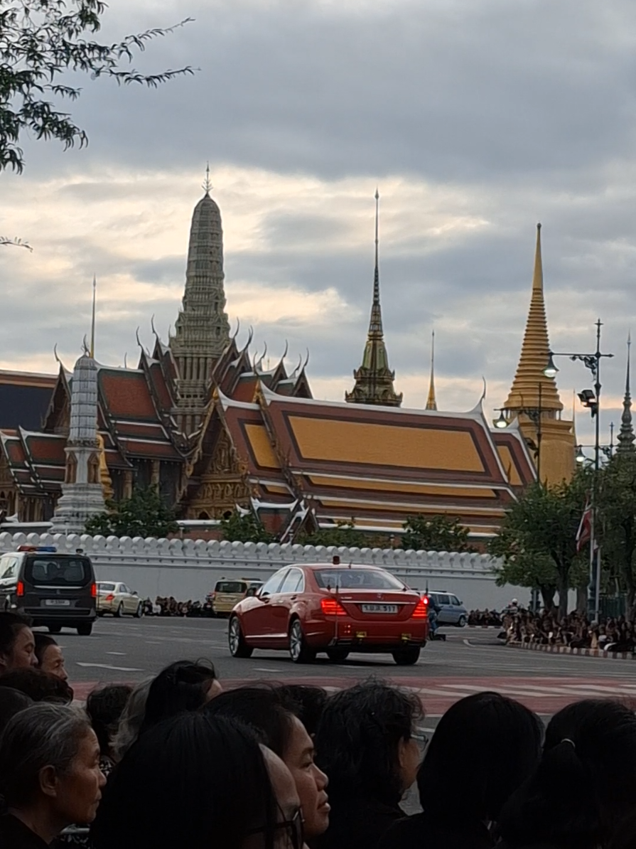 วินาทีบีบหัวใจคนไทย🤍🇹🇭🖤 งานพระราชพิธีเชิญพระบรมศพและพระพิธีธรรมสวดพระอภิธรรมพระบรมศพ สมเด็จพระนางเจ้าสิริกิติ์ พระบรมราชินีนาถ พระบรมราชชนนีพันปีหลวง ในวันอาทิตย์ที่ ๒๖ ตุลาคม ๒๕๖๘ ตั้งแต่เวลา ๑๕.๒๐ น.  . #พระพันปีหลวง #สมเด็จพระนางเจ้าสิริกิติ์ #QueenSirikit #แม่ของแผ่นดิน #สมเด็จพระบรมราชชนนีพันปีหลวง