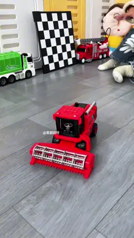 Không bé trai nào có thể cưỡng lại một chiếc máy gặt nông dân quán tính thú vị như thế này! Nó không cần pin và dễ dàng mang theo #xuhuong #dochoichobe 