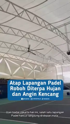 Atap Lapangan Padel di Meruya Roboh Diterpa Angin Kencang Hujan lebat disertai angin kencang melanda wilayah Meruya, Jakarta Barat, pada Minggu (26/10) siang dan menyebabkan atap salah satu lapangan padel roboh. Peristiwa tersebut terekam dalam video amatir warga yang memperlihatkan bagian atap bangunan runtuh akibat terpaan angin kuat. Para pemain yang tengah berada di area lapangan tampak berhamburan menyelamatkan diri keluar dari lokasi. Beruntung, tidak ada korban jiwa maupun luka-luka dalam kejadian ini. Pertandingan yang tengah berlangsung pun terpaksa dihentikan untuk memastikan keselamatan peserta dan penonton. 🎥: Istimewa #infojabodetabek #beritanasional #indonesia #infodepok