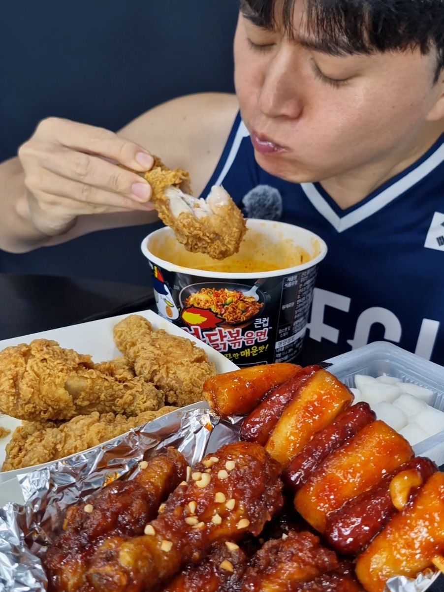 Buldak Noodles x Fried Chicken  = Heaven 😋🔥 #koreanfood #kfood #buldak #chicken #mukbang 