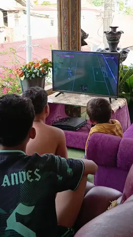 hiburan sore hari lihat bocil2 main PS dirumah 😁😁😁😁