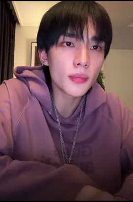 Here are some clips of what I was able to record from Hyunjin’s livestream this morning. I missed the beginning as I was asleep 💀 I’ll post screenshots later. Enjoy 🥟🫶 #fy #fyp #skz #hyunjin #livestream @Stray Kids 