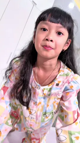 Cha con em đi chơi thôi .