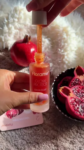 Decouverte : Nouvelle routine skincare glow bio 😍 Petit Unboxing avec une ambiance cocooning ASMR de la nouvelle gamme Glow Protect de Florame ! On a une mousse micro-peeling, un sérum éclat triphasé (trop trop beau après l’avoir secoué) et le fluide éclat. 99% d’origine naturelle, grenade bio, vitamine C, parfum fruité & résultats lumineux ! Hâte de tester omg ! —————— Produits offerts par la marque —————— UGC france · UGC Skincare  #skincare #glowingskin #unboxingasmr #peau #soinvisage 